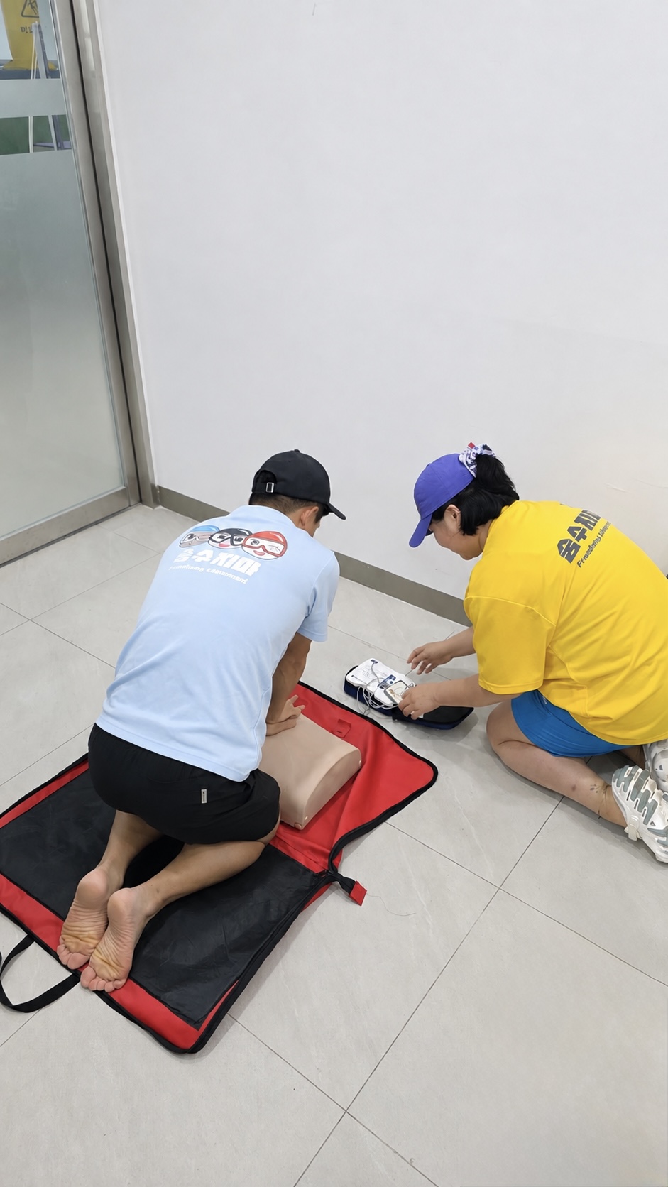 교육용 마네킹으로 심폐소생술을 실습하는 모습